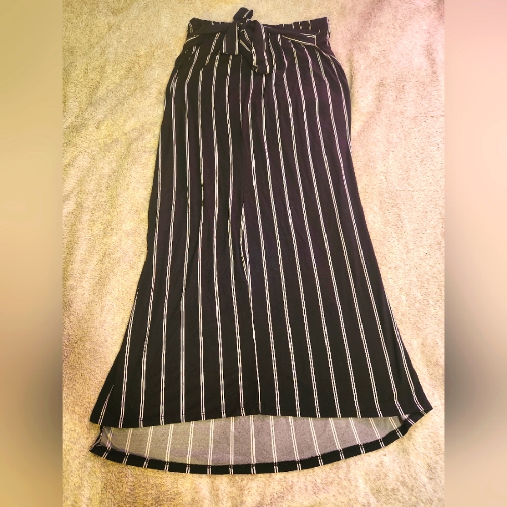Arabella Black & White Vertical Stripe Maxi Skirt EXCELLENT CONDITION Stretch